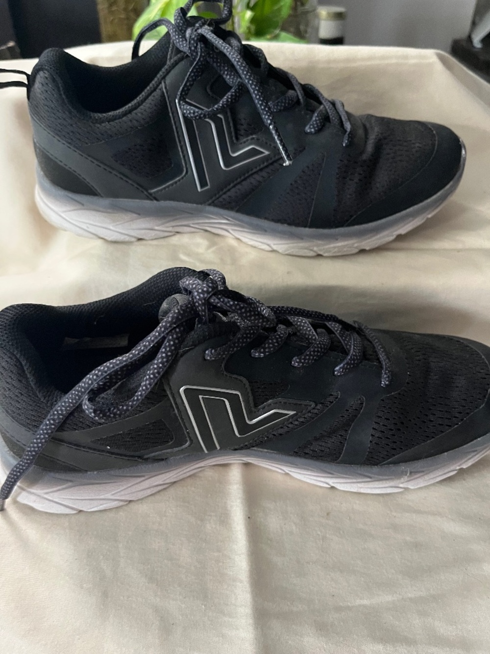 Vionic athletic shoes Women's Black size 9